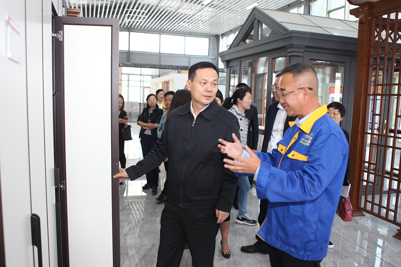 原貴州省委常委、統(tǒng)戰(zhàn)部部長(zhǎng)嚴(yán)朝君一行蒞臨我廠(chǎng)調(diào)研